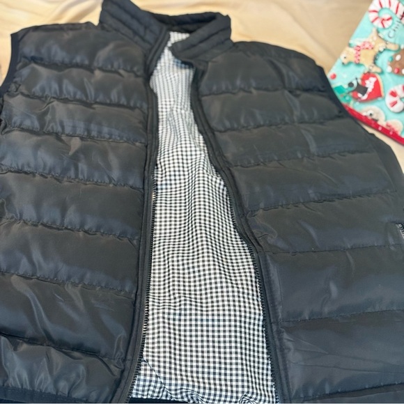 Men's Classic Black Puffer Vest - Picture 3 of 5